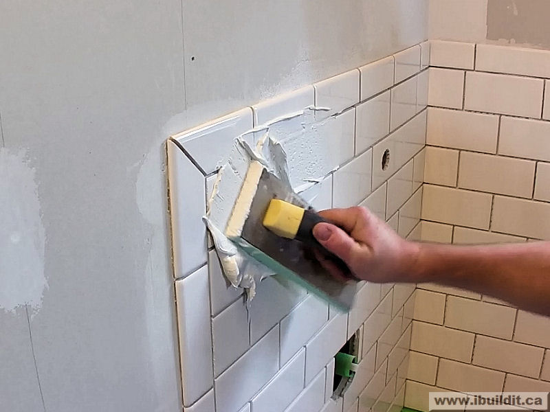 Installing The Ceramic Tile Tub Surround My Old House IBUILDIT.CA